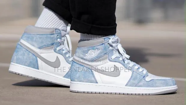 Air Jordan One Retro High Og Hyper Royal Sneaker · Photo 1