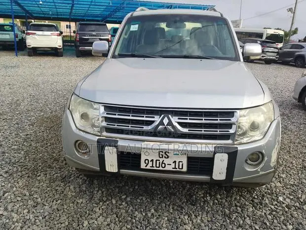 Mitsubishi Pajero 2010 Silver · Photo 1