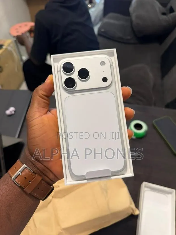 Apple iPhone 17 Pro Max 512 GB Silver · Photo 1
