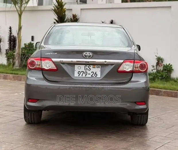 Toyota Corolla LE 4dr Sedan (1.8L 4cyl 4A) 2013 Gray · Photo 1