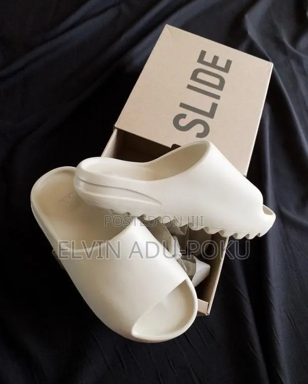 Adidas Yeezy Comfort "Pure Bone” Slides · Photo 1