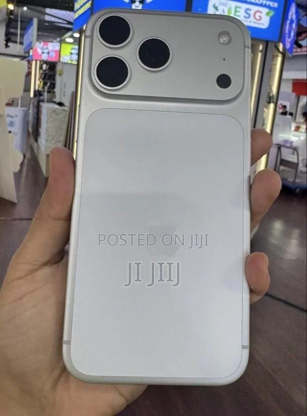 Apple iPhone 17 Pro Max 512 GB White · Photo 1