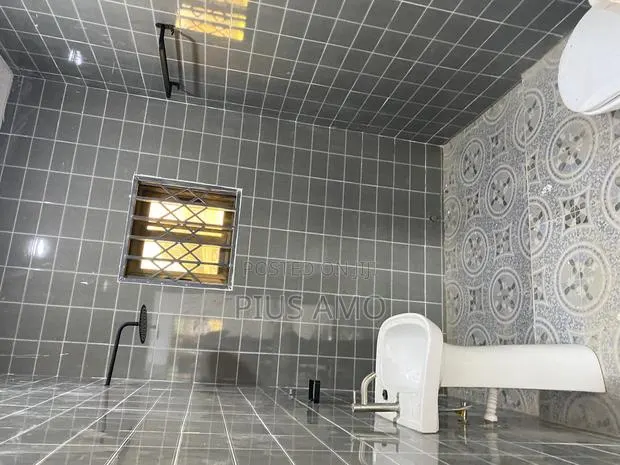 Gated Chamber and Hall · Photo 1