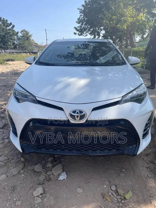 Toyota Corolla LE Eco 4dr Sedan (1.8L 4cyl CVT) 2015 White · Photo 1