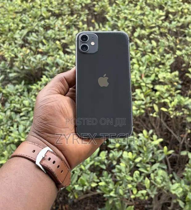 Apple iPhone 11 64 GB Black · Photo 1