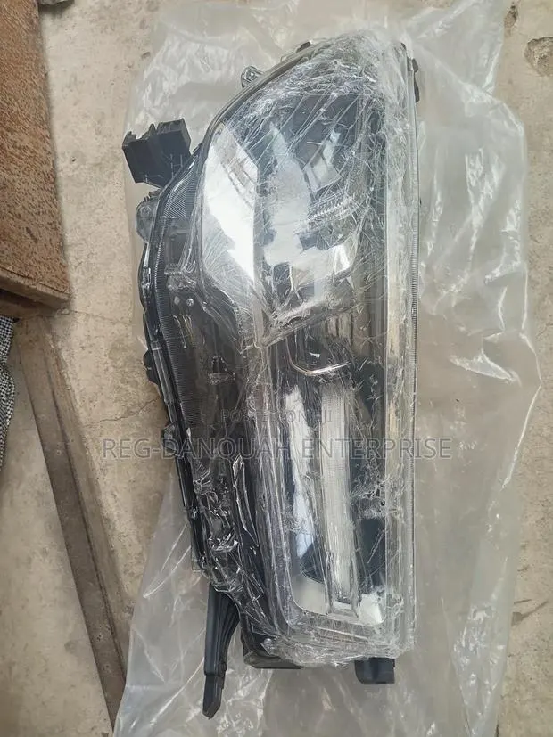 Toyota Hilux 2020,2021,2022,2023,2024 Head Light · Photo 1