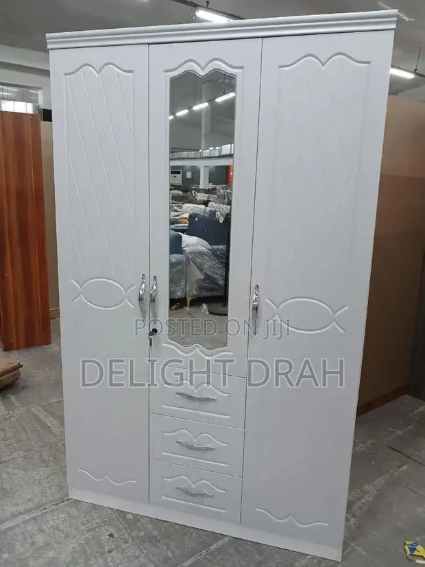 Three Doors Wardrobe · Photo 1