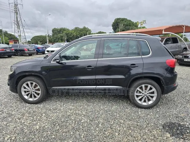 Volkswagen Tiguan SE 4dr SUV (2.0L 4cyl Turbo 6A) 2015 Black · Photo 1