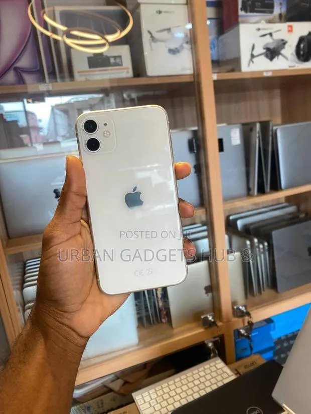 Apple iPhone 11 64 GB White · Photo 1