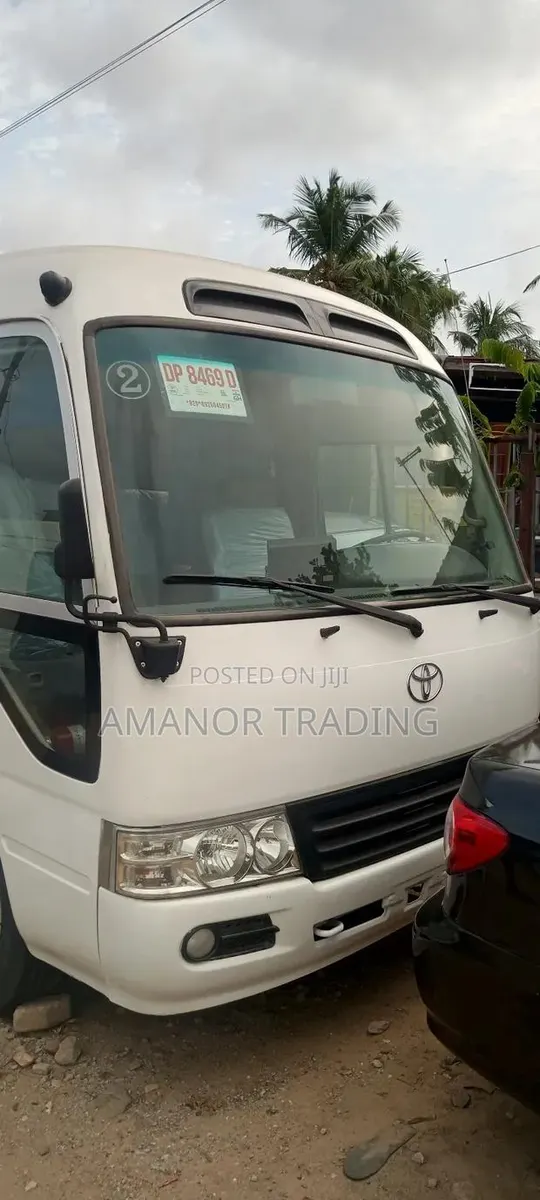 Toyota Coaster 2010 White · Photo 1
