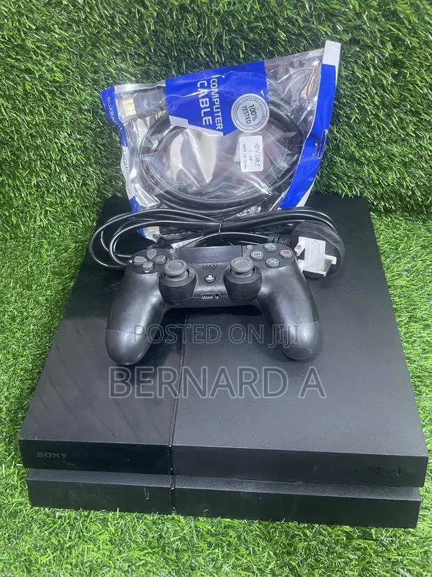 Ps4 Standard Jail Break With Games of Ur Chose and Controllers · Photo 1