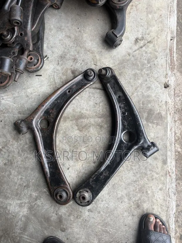 Mitsubishi Outlander 2007 to 2018 Lower Arm · Photo 1