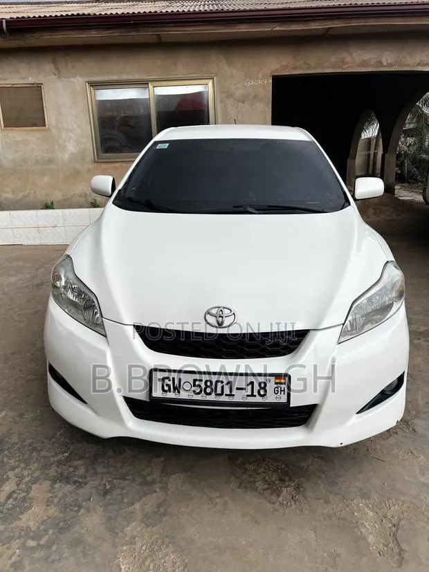 Toyota Matrix Hatchback FWD (1.8L 4cyl 5M) 2009 White · Photo 1