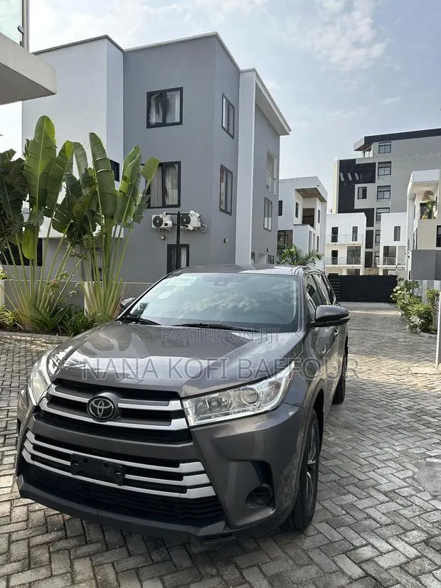 Toyota Highlander LE 4x2 (2.7L 4cyl 6A) 2018 Gray · Photo 1