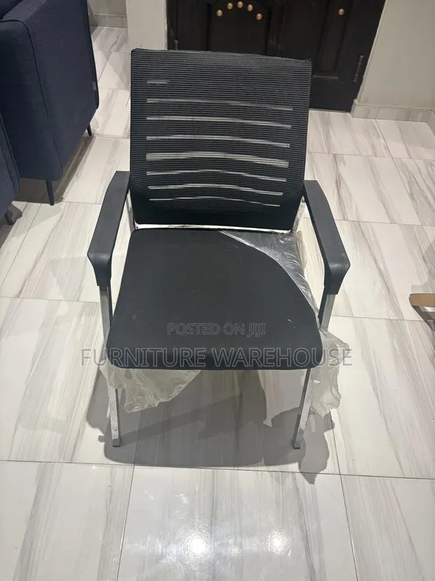 Black Mesh Office Visitor Chair · Photo 2