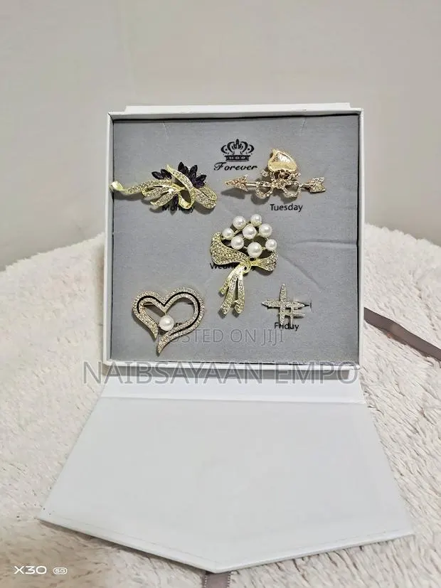 5pcs Brooch Boxed · Photo 1