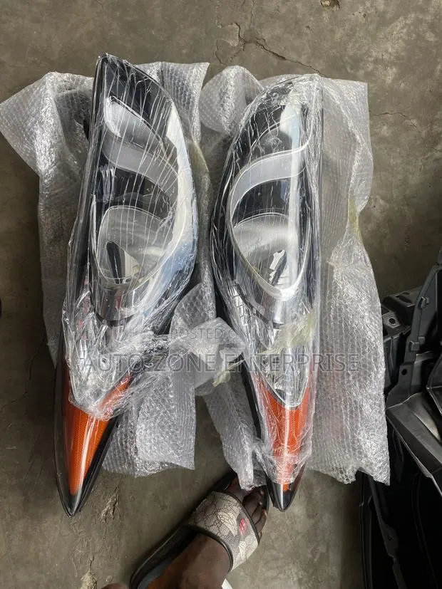 Hyundai Elantra 2011 2012 2013 Headlights Pair · Photo 1
