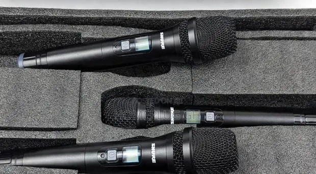Shure AM-401 Wireless Microphone System · Photo 1