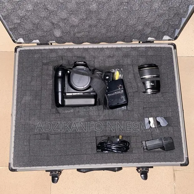 Canon EOS 300D DSLR Camera + Canon 17-85mm IS USM Lens + Battery Grip · Photo 1
