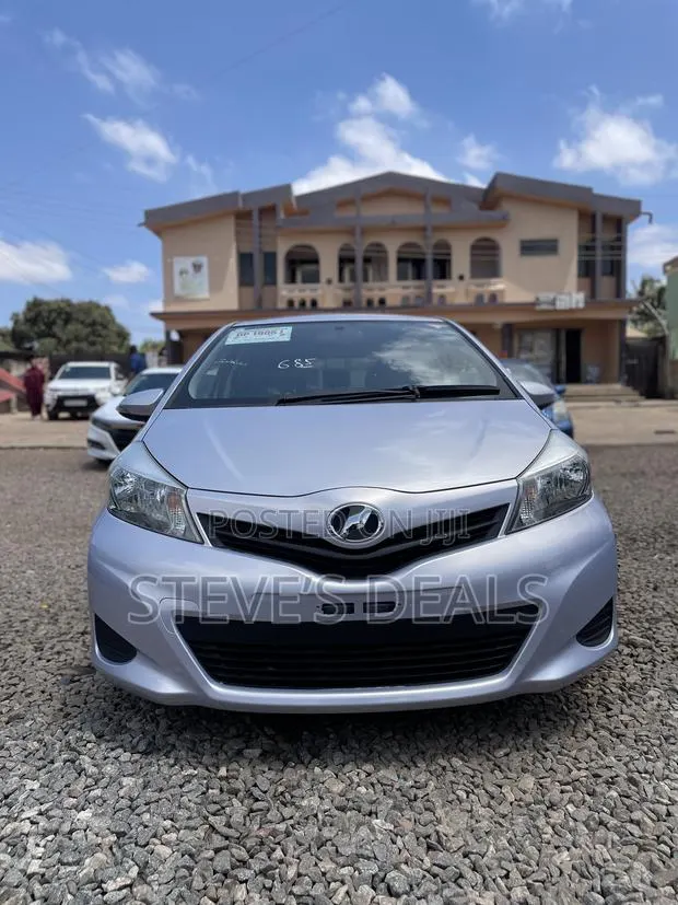 Toyota Vitz 2013 Silver · Photo 1