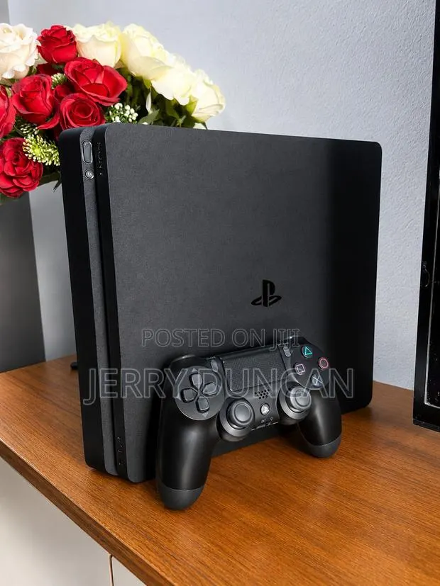 PlayStation 4 Slim · Photo 1