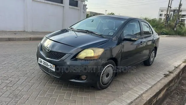 Toyota Yaris Base Sedan 4dr 2010 Gray · Photo 1