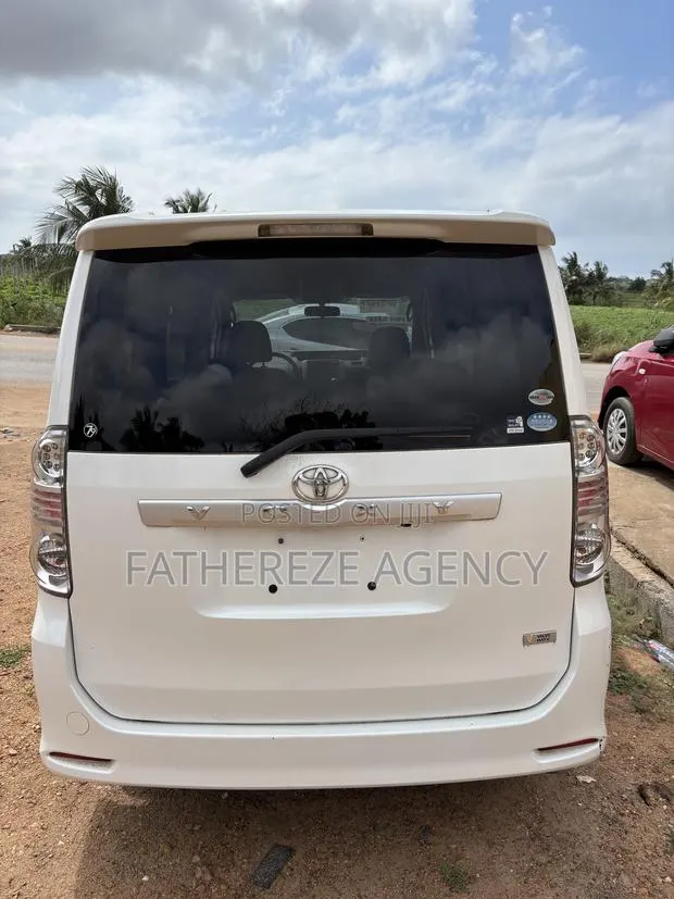 Toyota Voxy V 4WD 8-Seater 2010 White · Photo 1