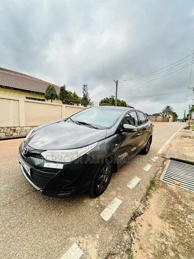 Toyota Yaris 2019 Gray · Photo 1