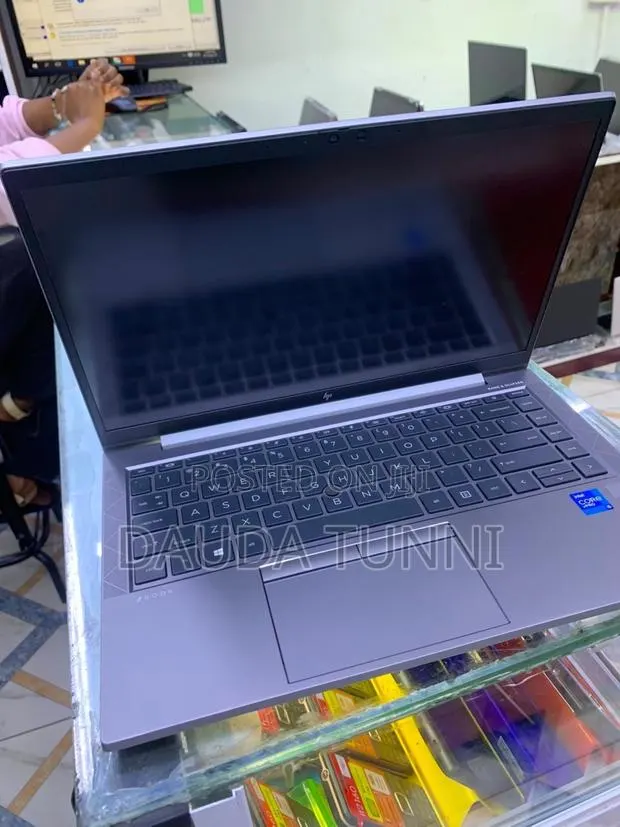 New Laptop HP ZBook Firefly G8 16GB Intel Core i5 SSD 512GB · Photo 1