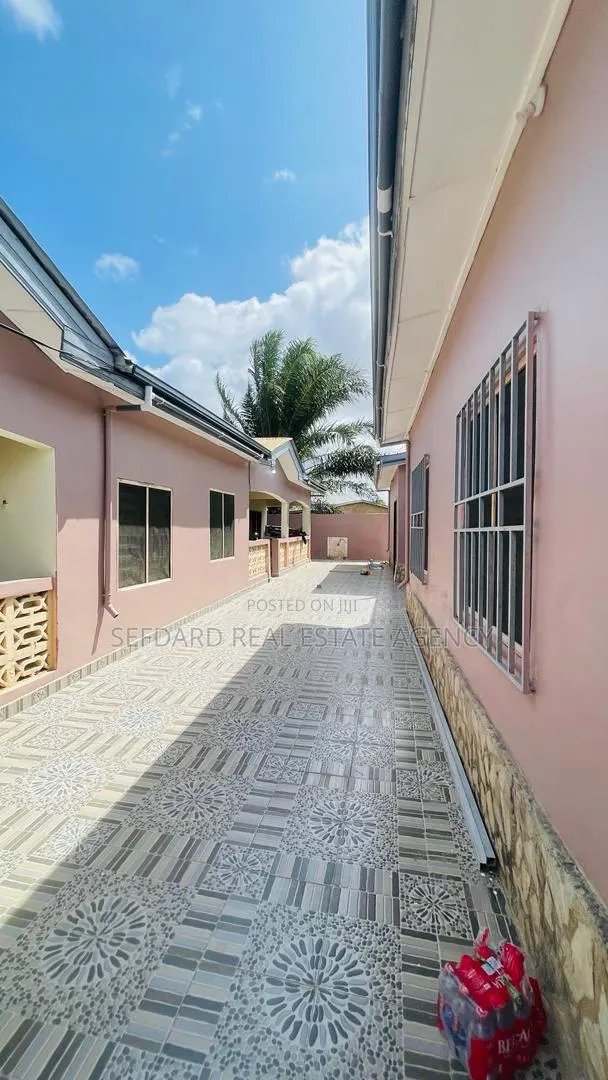 11bdrm Apartment in Sefdard Properties, Kasoa for sale · Photo 1