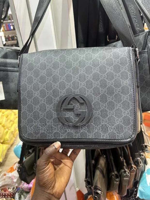 Shoulder Leather Waterproof Bag for Your Accessories · Photo 1