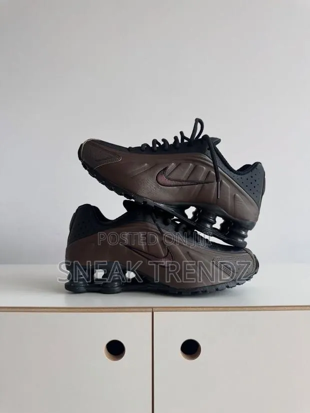 Nike Air Shox R4 Mocha Brown and Black · Photo 1