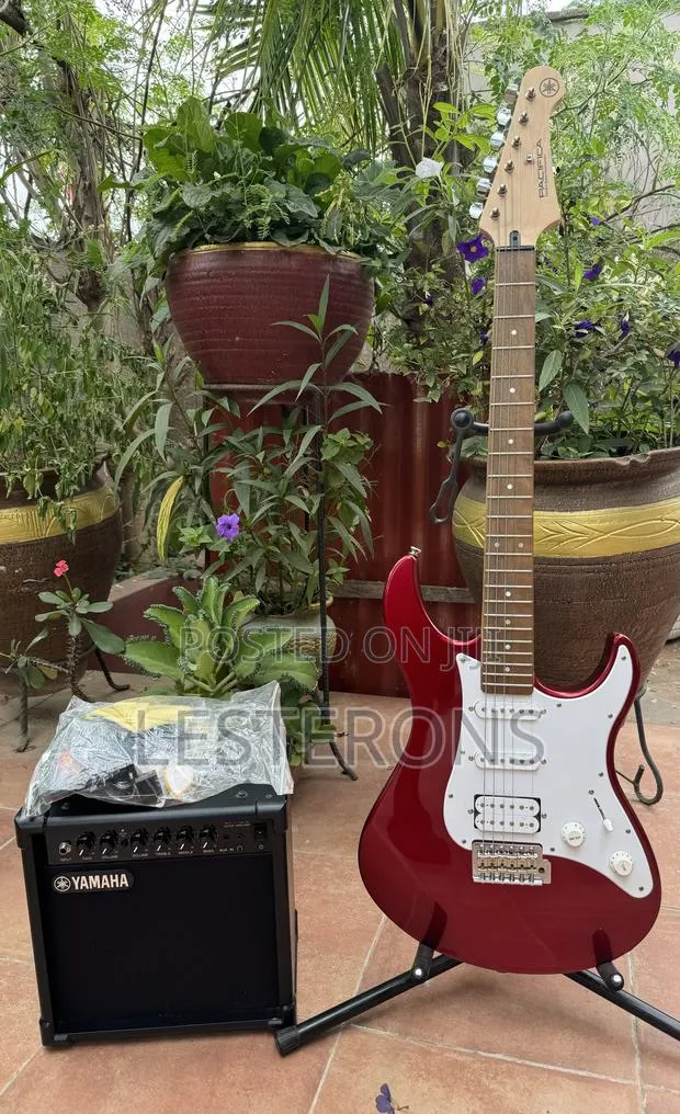 Yamaha Pacifica Pac-012 Guitar · Photo 1