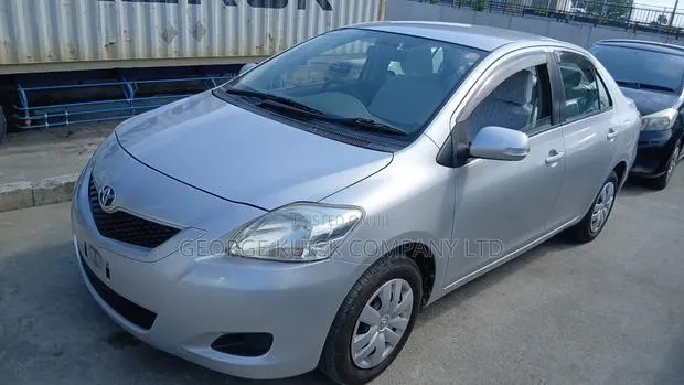 Toyota Belta 2010 Silver · Photo 1