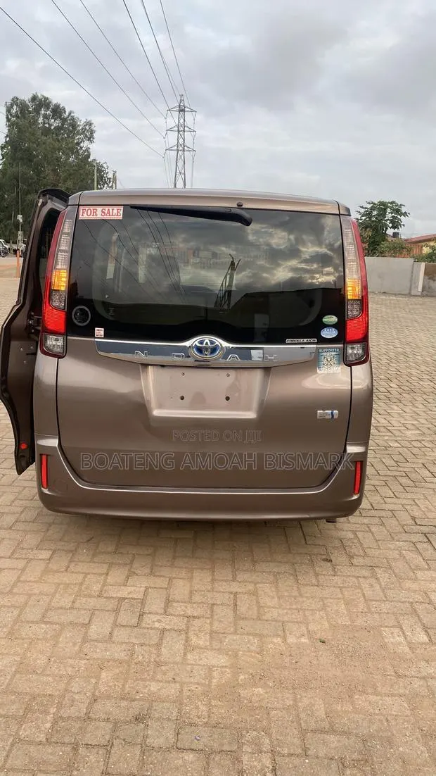 Toyota Noah 1.8 FWD Hybrid (7 seater) 2014 Gray · Photo 1