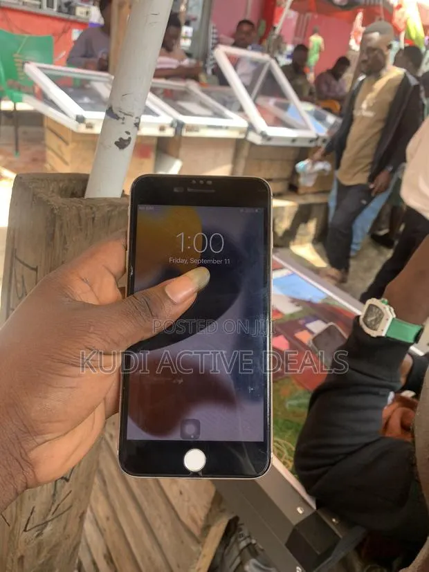Apple iPhone 7 Plus 128 GB Gold · Photo 1