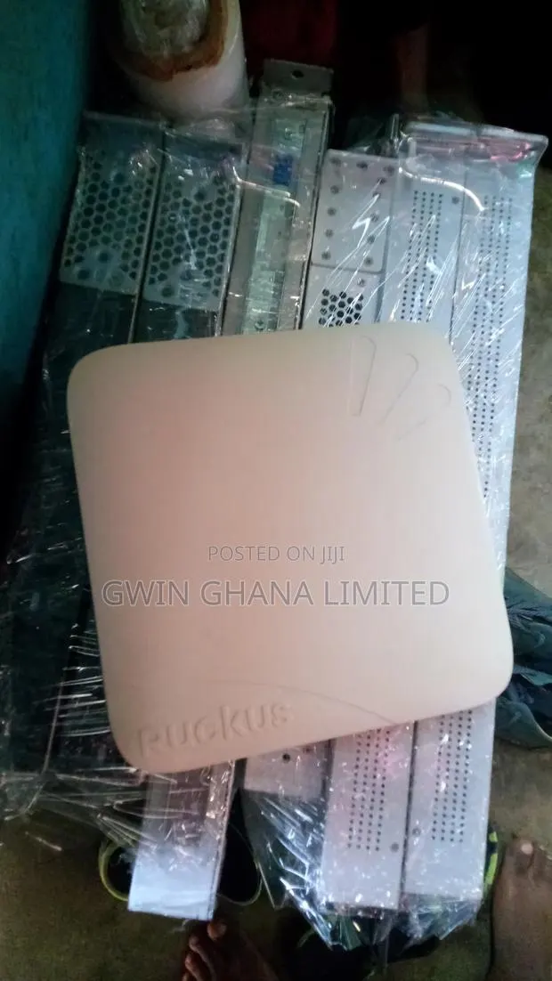 Ruckus ZoneFlex R700 Dual Band 802.11ac Access Point 1300 MBit
.poE · Photo 1