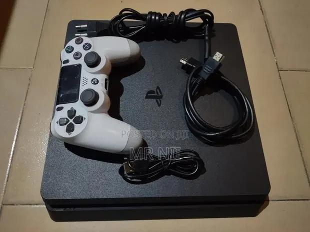 Jailbroken PS4 Slim 1TB + 15 Games · Photo 1