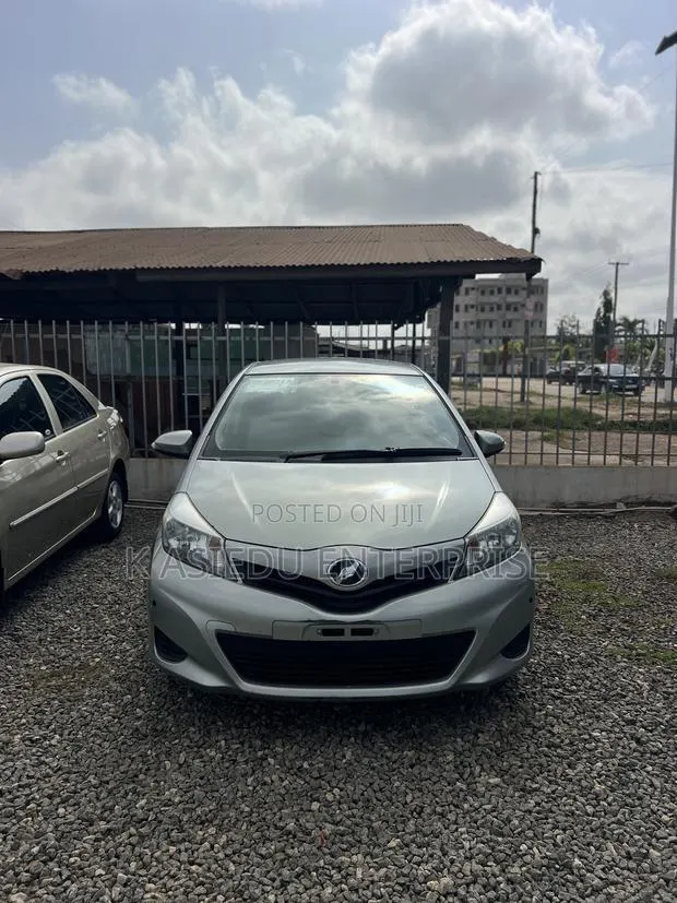 Toyota Vitz 1.3 AWD 3dr 2013 Silver · Photo 1