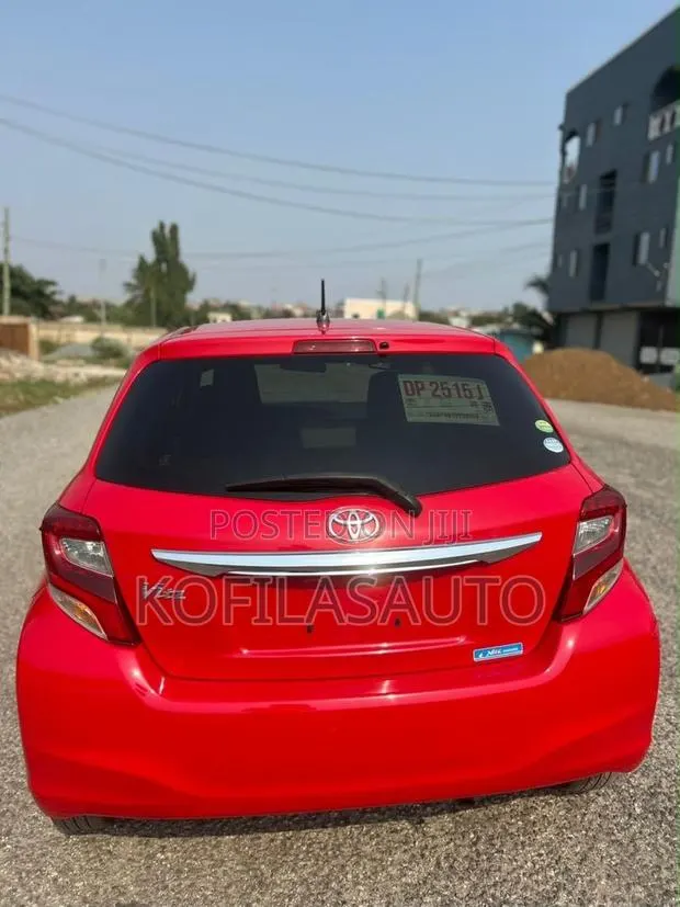 Toyota Vitz 2015 Red · Photo 1