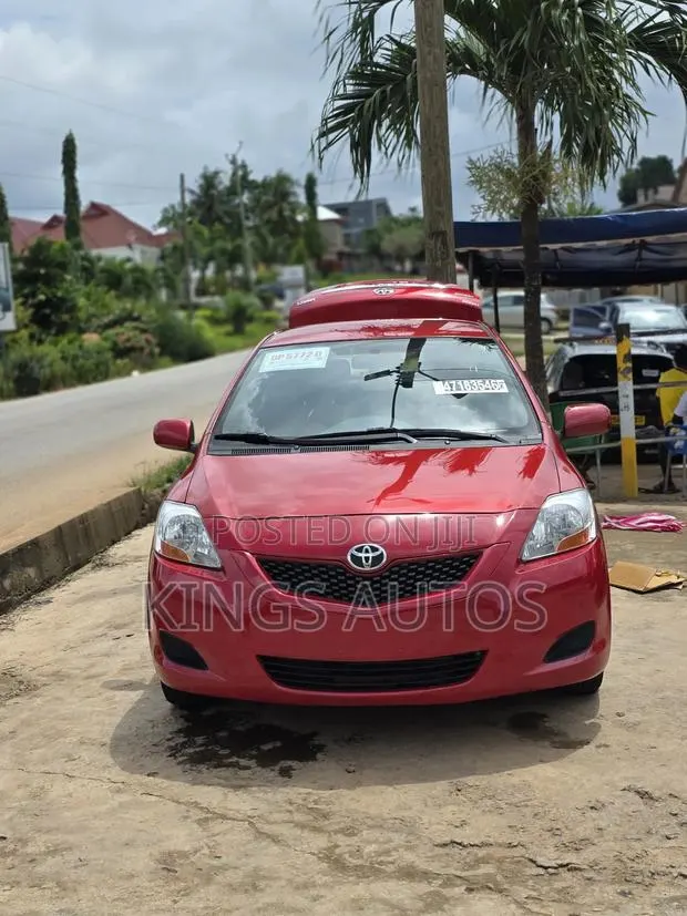 Toyota Yaris 2010 Red · Photo 1