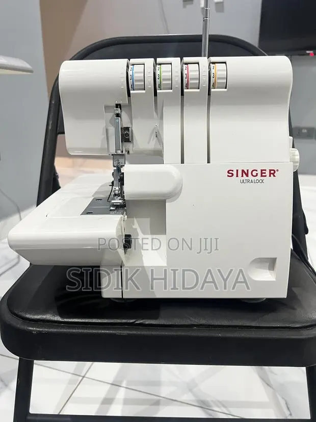 Singer Overlock Machine · Photo 1