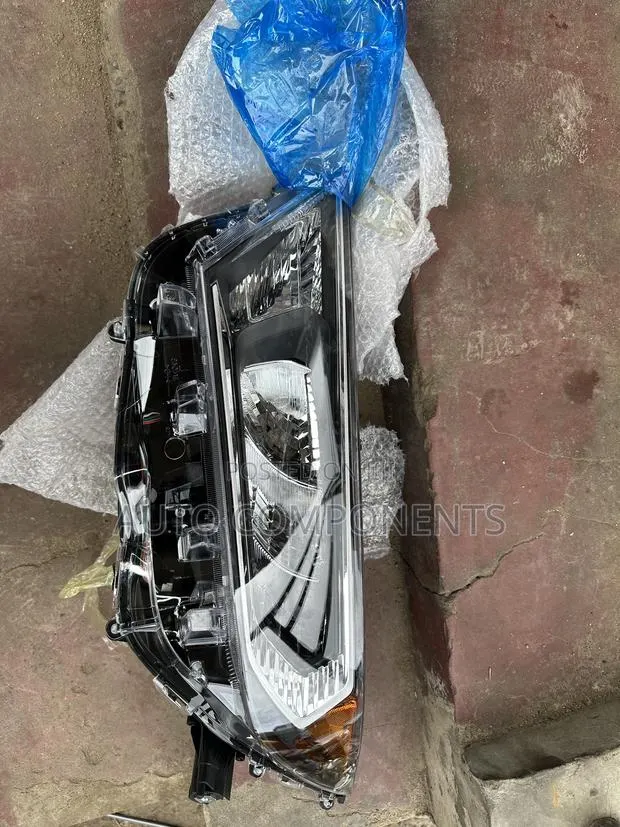 Toyota Rav 4 2020 Headlight (Right / Passenger Side) · Photo 1