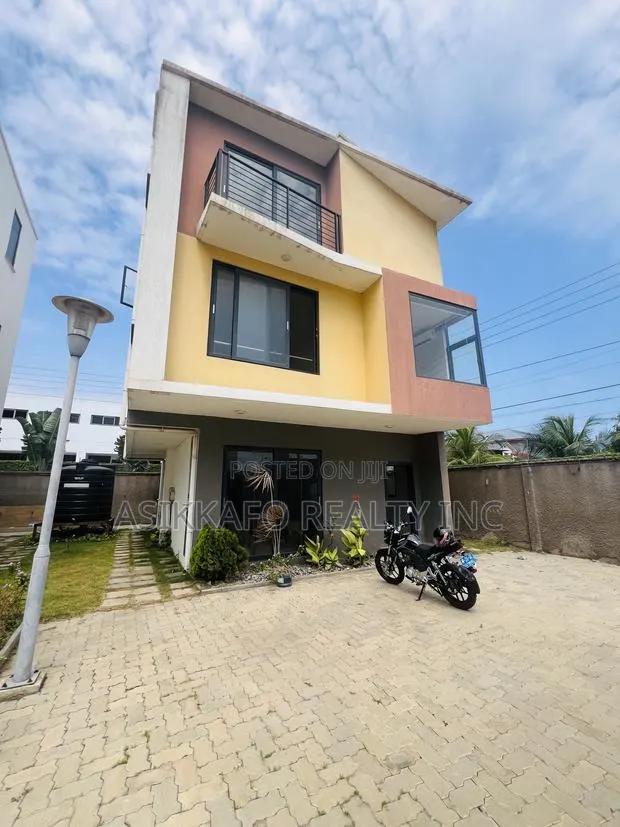 3bdrm Townhouse / Terrace in Goil Station Area, Tseaddo for rent · Photo 1