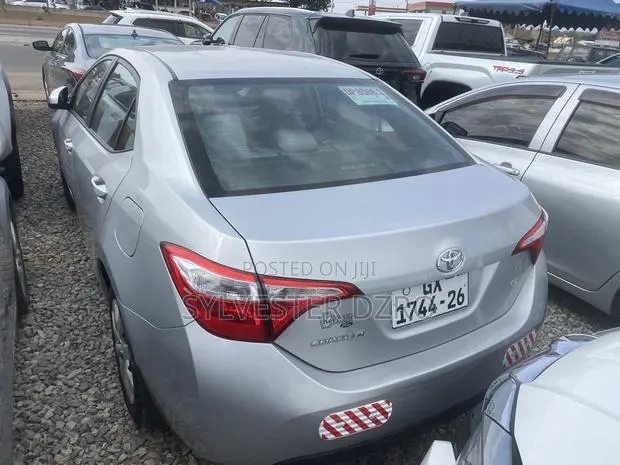 Toyota Corolla 2017 Silver · Photo 1