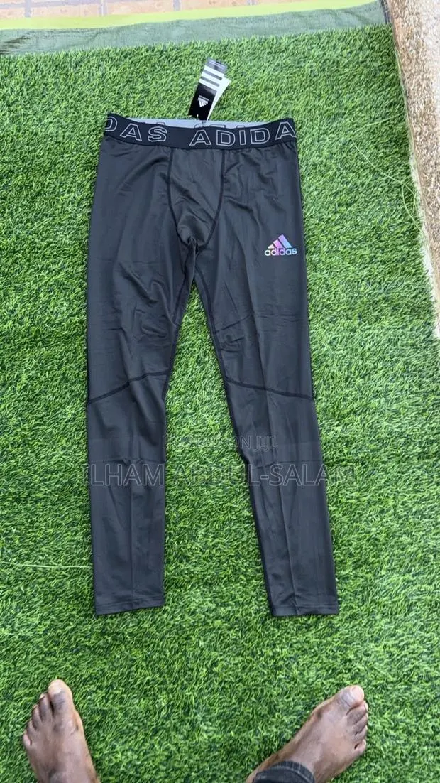 Black Adidas Inner Stretch · Photo 1