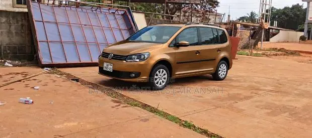 Volkswagen Touran 2015 Gold · Photo 1