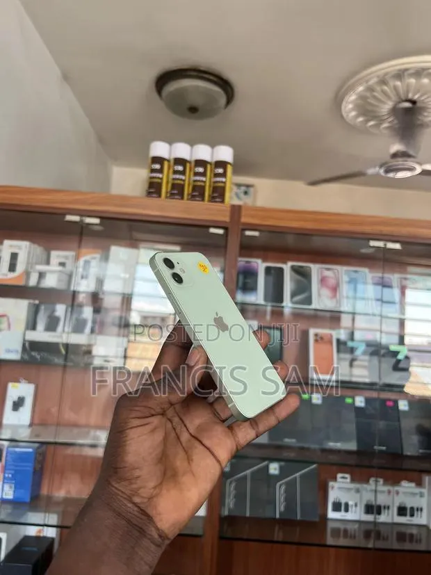 Apple iPhone 12 64 GB Green · Photo 1