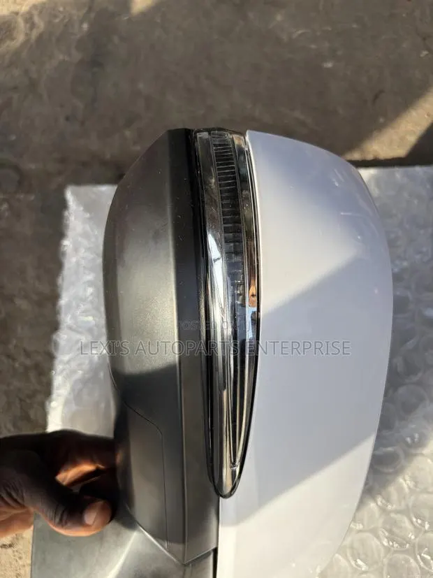 Toyota RAV4 2019,2020,2021,2022,2023 Driving Mirror Available · Photo 1