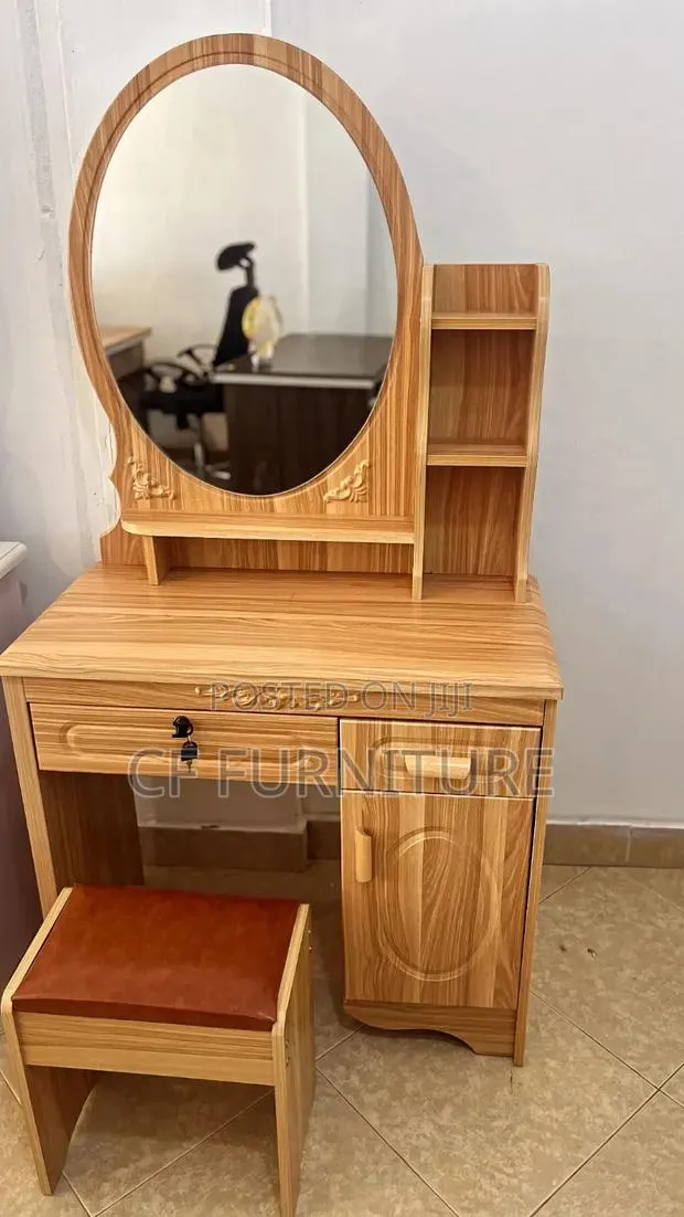 Wooden Dressing Mirror · Photo 1